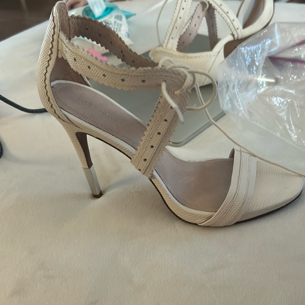 Pour la victoire lace heeled sandals
